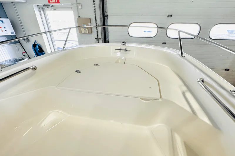 Slide: The Image of Boston Whaler 130 Super Sport 2025 - 19