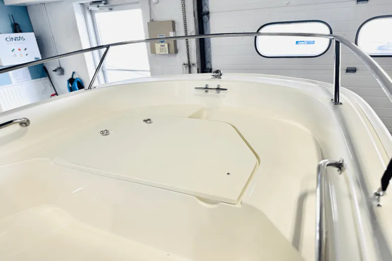 Slide: The Image of Boston Whaler 130 Super Sport 2025 - 20