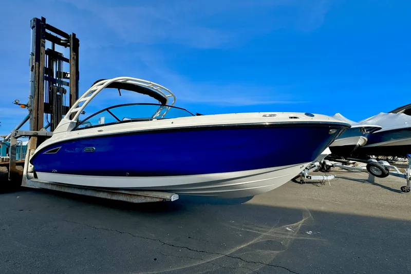Slide: The Image of Sea Ray 250 SDX 2025 - 1