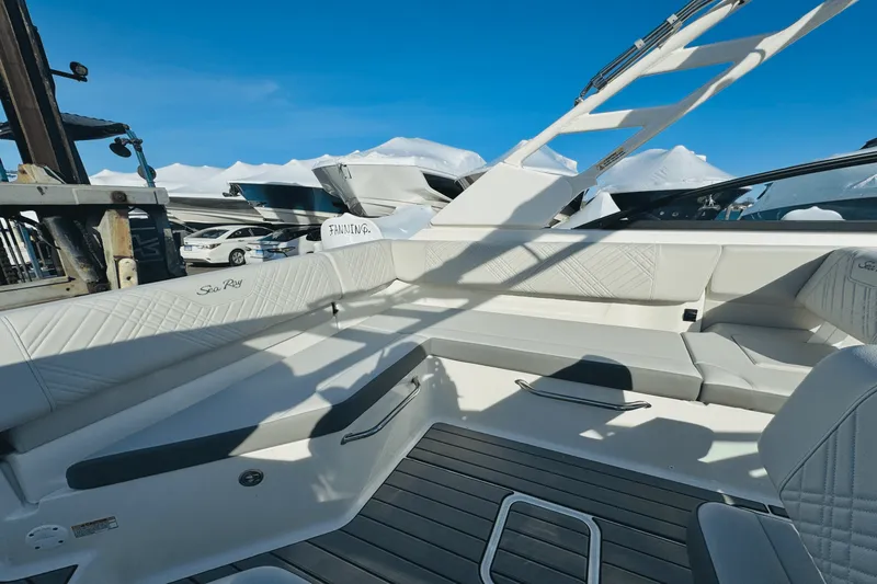 Slide: The Image of Sea Ray 250 SDX 2025 - 15