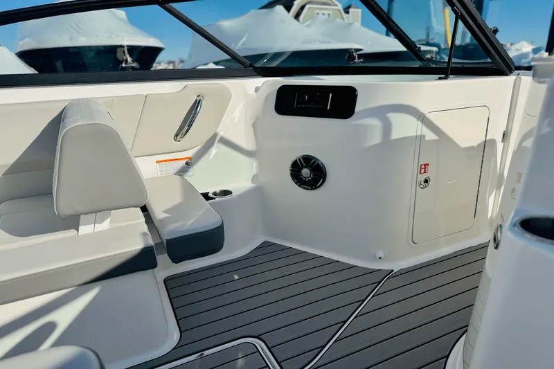 Slide: The Image of Sea Ray 250 SDX 2025 - 18