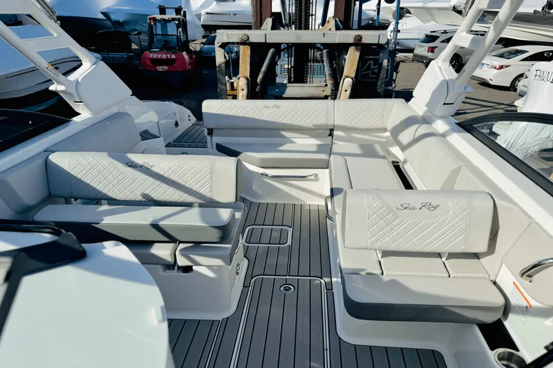 Slide: The Image of Sea Ray 250 SDX 2025 - 19