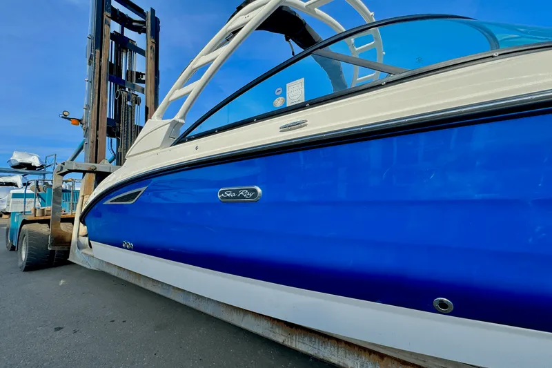 Slide: The Image of Sea Ray 250 SDX 2025 - 2