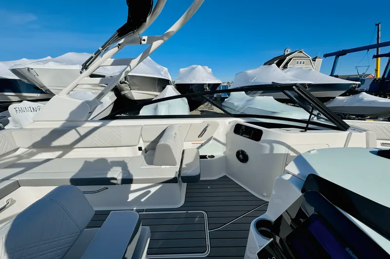 Slide: The Image of Sea Ray 250 SDX 2025 - 20