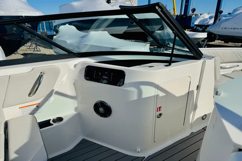 Slide: The Image of Sea Ray 250 SDX 2025 - 21