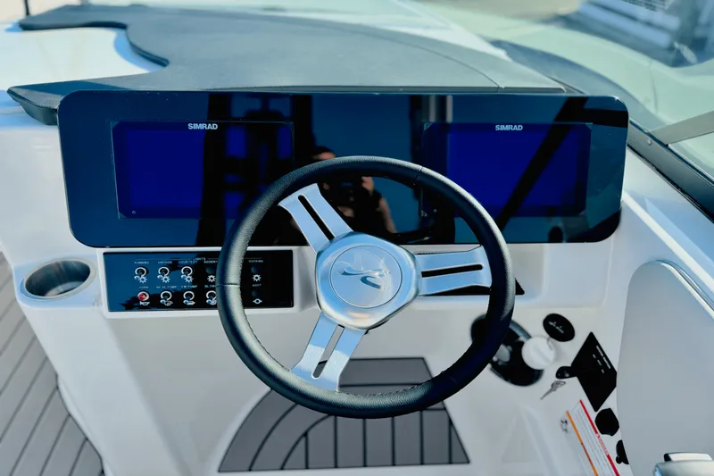 Slide: The Image of Sea Ray 250 SDX 2025 - 25