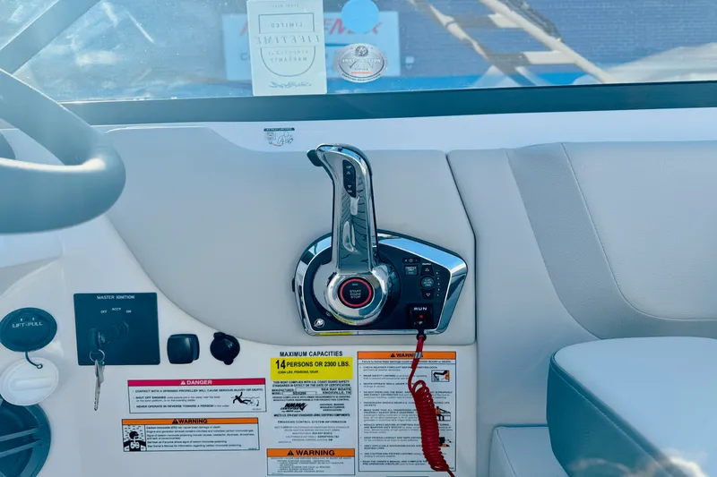 Slide: The Image of Sea Ray 250 SDX 2025 - 27