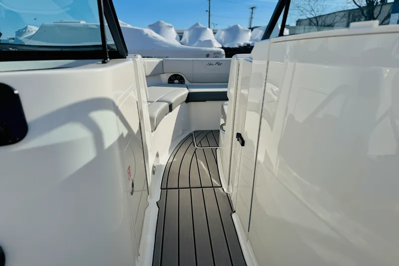 Slide: The Image of Sea Ray 250 SDX 2025 - 29
