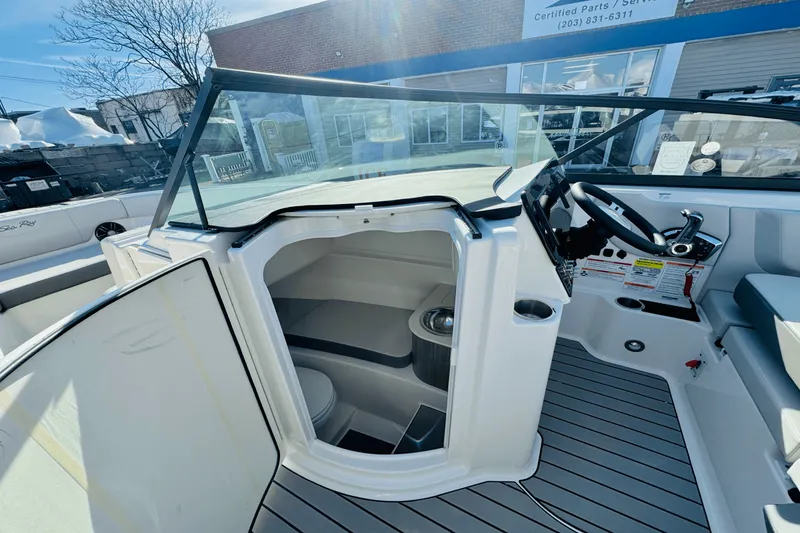 Slide: The Image of Sea Ray 250 SDX 2025 - 30