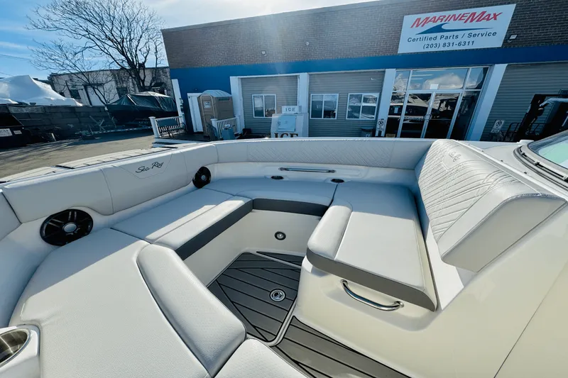 Slide: The Image of Sea Ray 250 SDX 2025 - 32