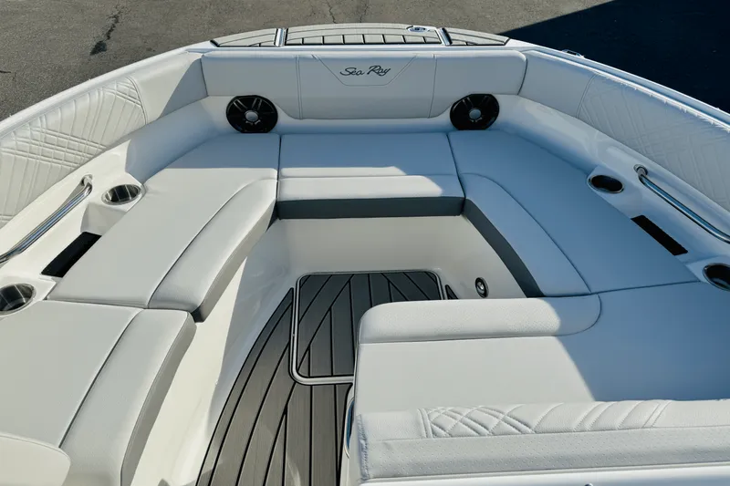 Slide: The Image of Sea Ray 250 SDX 2025 - 37