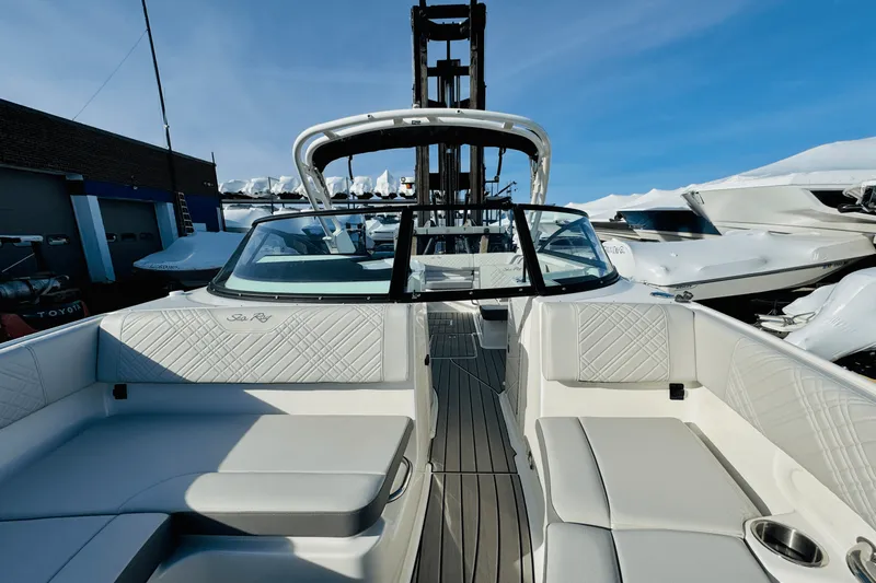 Slide: The Image of Sea Ray 250 SDX 2025 - 38
