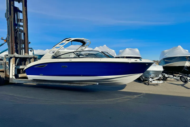 Slide: The Image of Sea Ray 250 SDX 2025 - 4