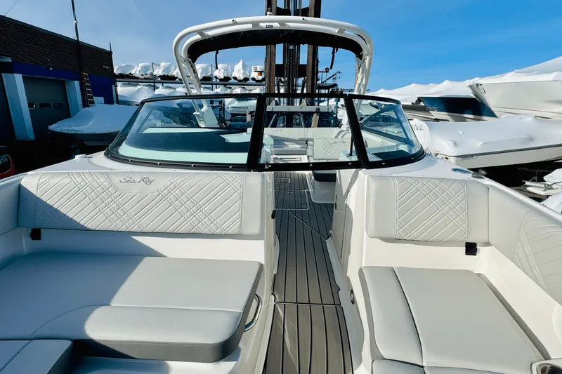 Slide: The Image of Sea Ray 250 SDX 2025 - 40