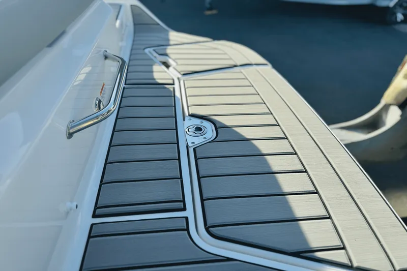 Slide: The Image of Sea Ray 250 SDX 2025 - 6