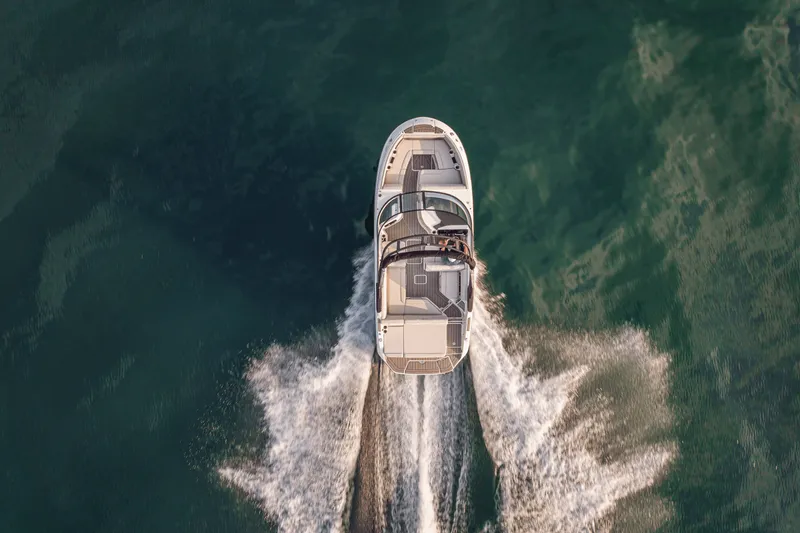 Slide: The Image of Sea Ray 250 SDX 2025 - 60