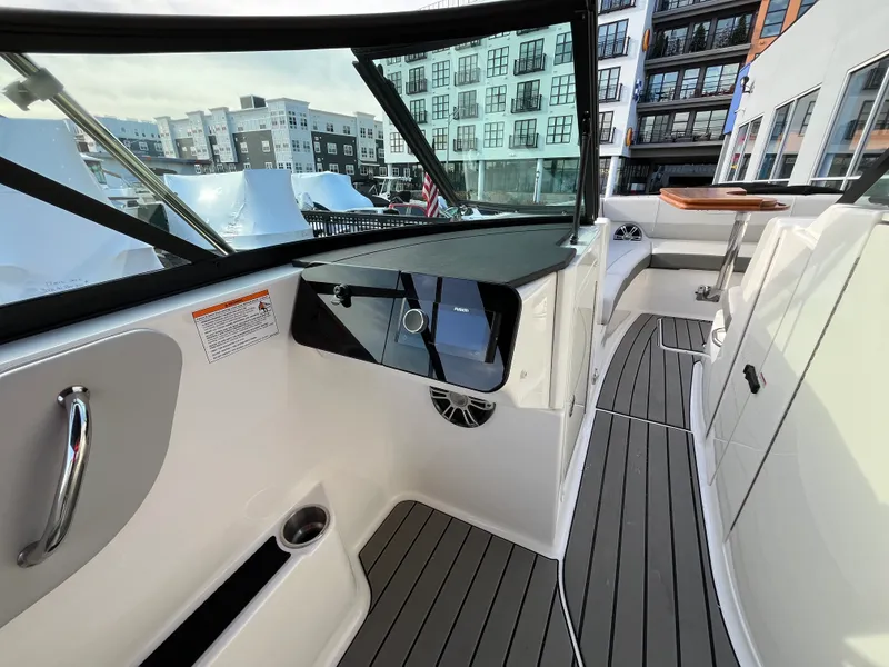 Slide: The Image of Sea Ray SDX 270 Outboard 2025 - 18