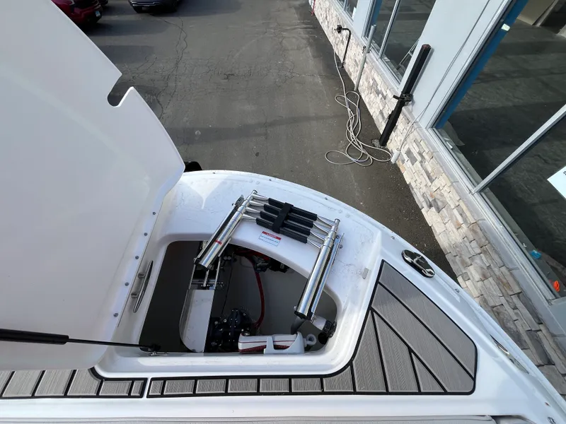 Slide: The Image of Sea Ray SDX 270 Outboard 2025 - 28