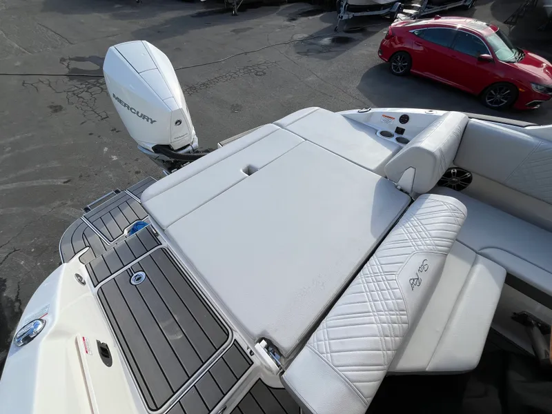 Slide: The Image of Sea Ray SDX 270 Outboard 2025 - 7