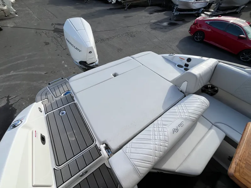 Slide: The Image of Sea Ray SDX 270 Outboard 2025 - 8