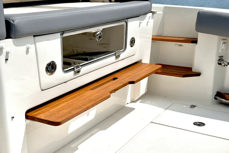 Slide: The Image of Boston Whaler 380 Realm 2025 - 25