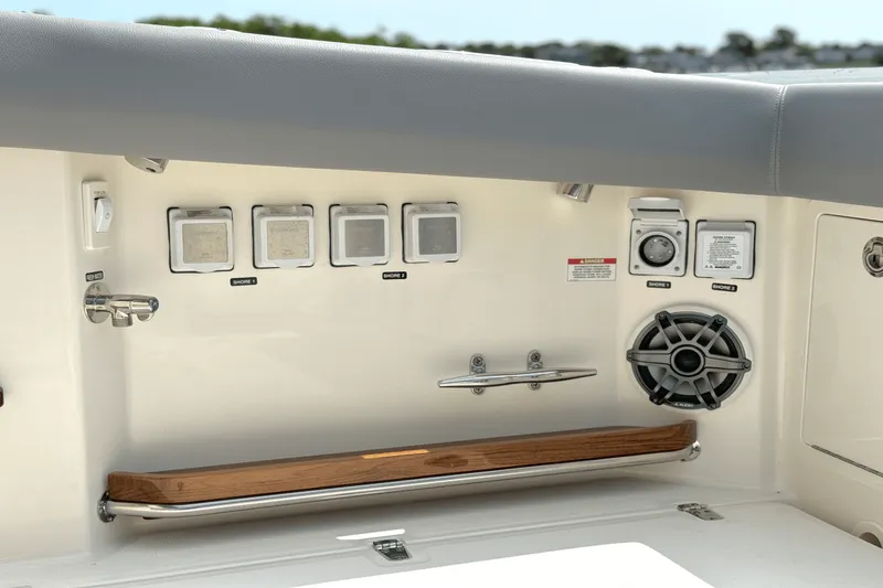 Slide: The Image of Boston Whaler 380 Realm 2025 - 28