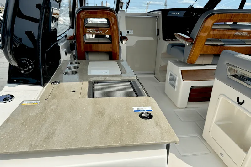 Slide: The Image of Boston Whaler 380 Realm 2025 - 31
