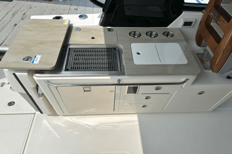 Slide: The Image of Boston Whaler 380 Realm 2025 - 34