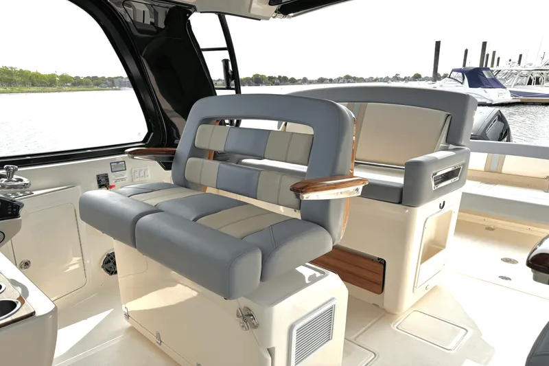 Slide: The Image of Boston Whaler 380 Realm 2025 - 38
