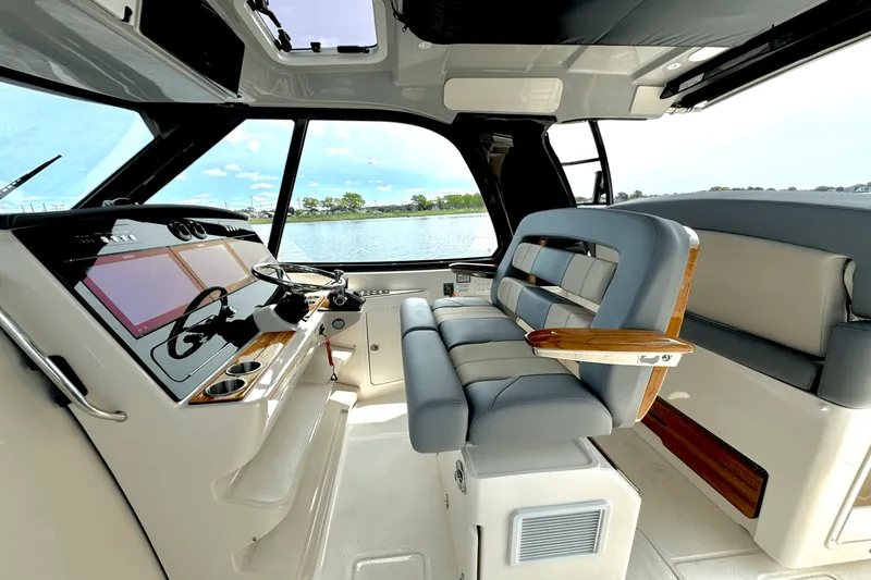 Slide: The Image of Boston Whaler 380 Realm 2025 - 39