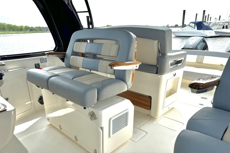 Slide: The Image of Boston Whaler 380 Realm 2025 - 40