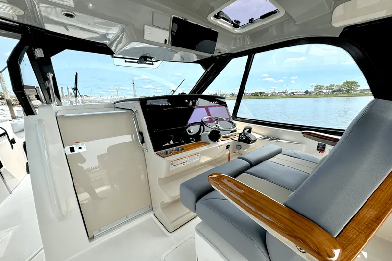 Slide: The Image of Boston Whaler 380 Realm 2025 - 41