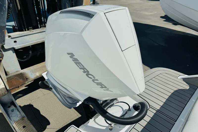 Slide: The Image of Sea Ray SDX 270 Outboard 2025 - 11