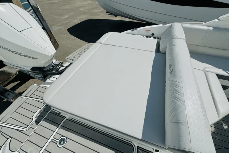 Slide: The Image of Sea Ray SDX 270 Outboard 2025 - 14