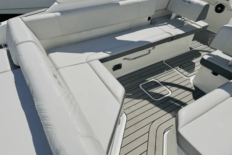 Slide: The Image of Sea Ray SDX 270 Outboard 2025 - 17