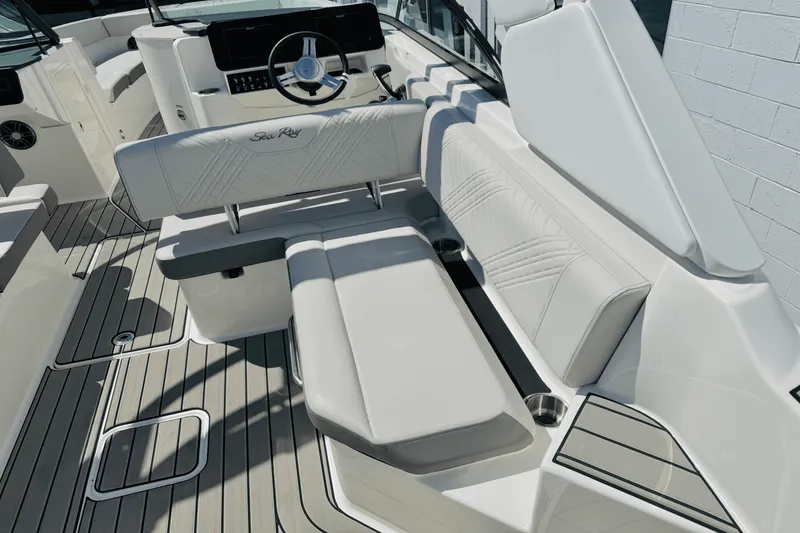 Slide: The Image of Sea Ray SDX 270 Outboard 2025 - 18