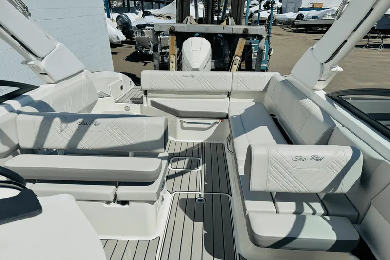 Slide: The Image of Sea Ray SDX 270 Outboard 2025 - 19