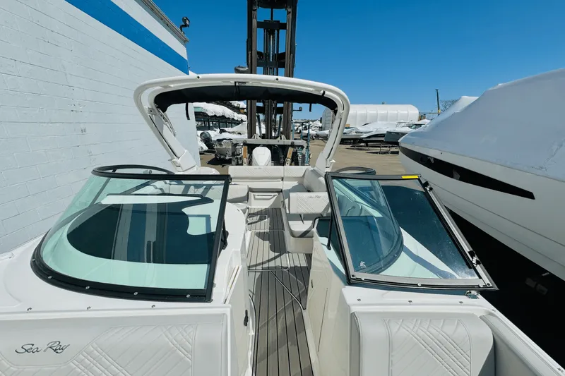 Slide: The Image of Sea Ray SDX 270 Outboard 2025 - 31