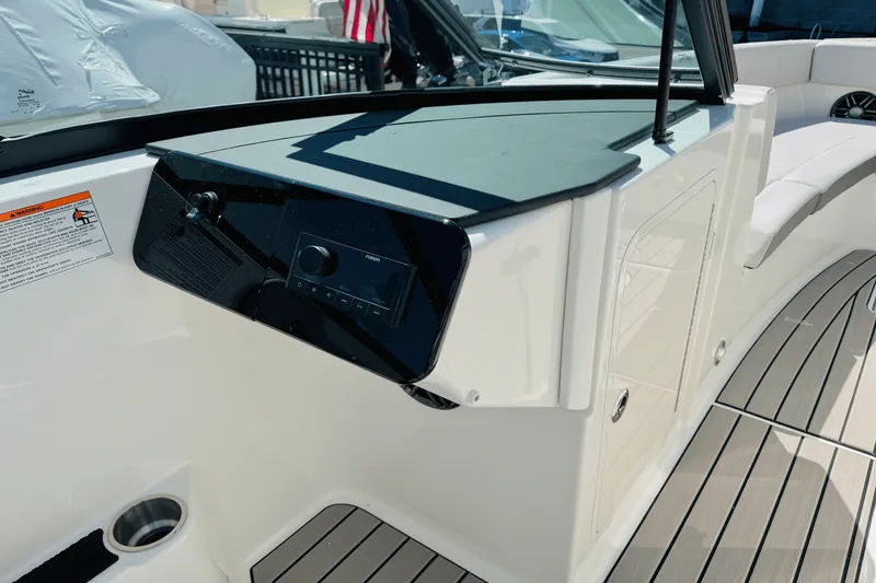 Slide: The Image of Sea Ray SDX 270 Outboard 2025 - 33