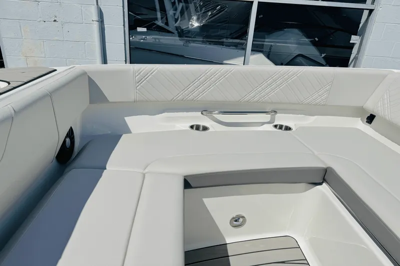 Slide: The Image of Sea Ray SDX 270 Outboard 2025 - 37