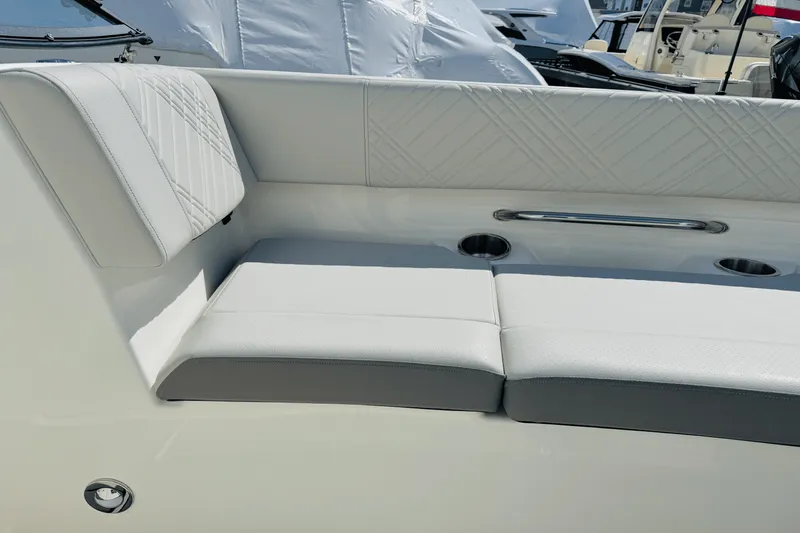 Slide: The Image of Sea Ray SDX 270 Outboard 2025 - 39