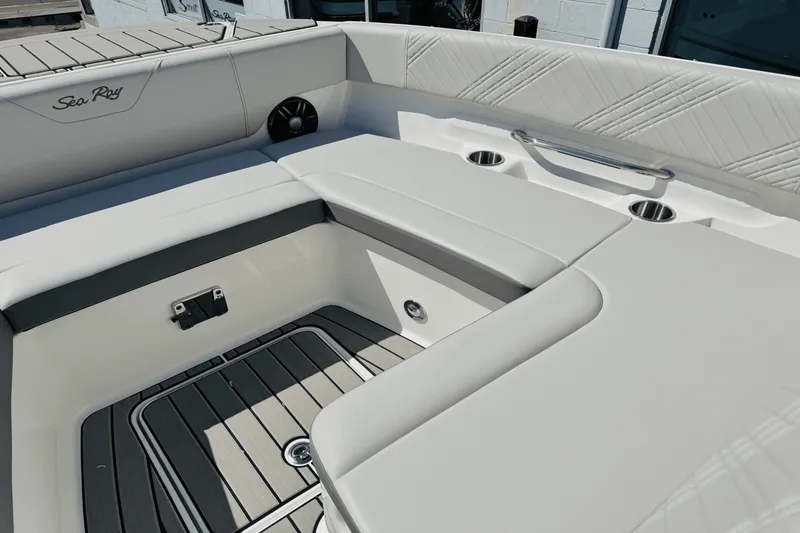 Slide: The Image of Sea Ray SDX 270 Outboard 2025 - 40