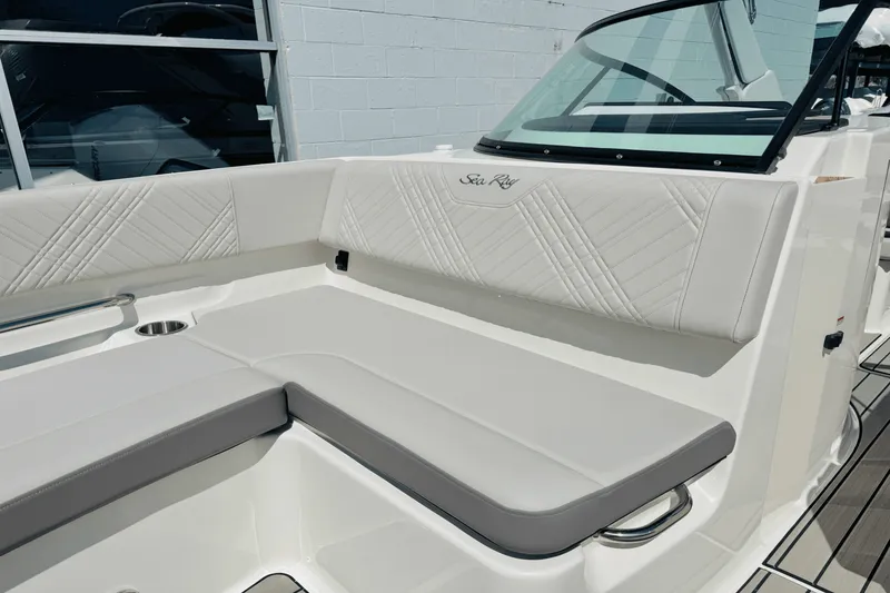 Slide: The Image of Sea Ray SDX 270 Outboard 2025 - 42