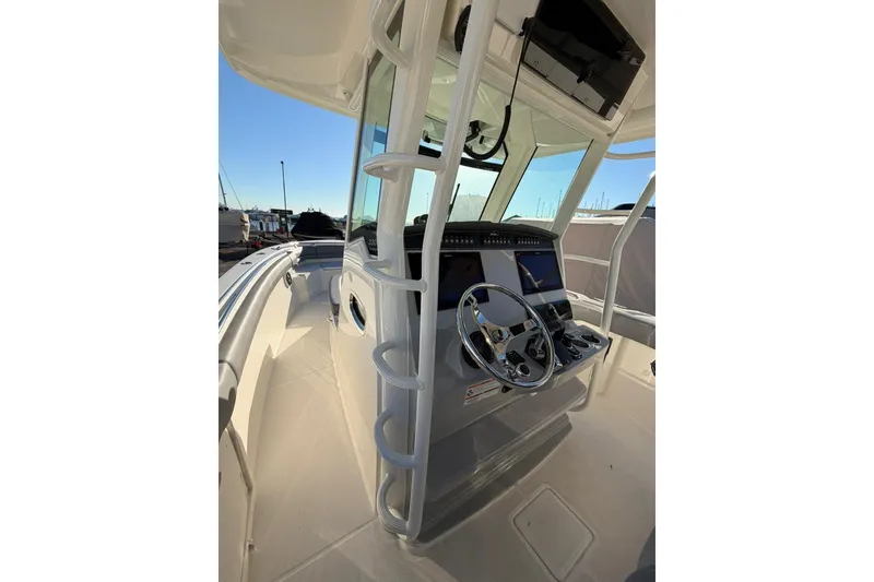 Slide: The Image of Boston Whaler 330 Outrage 2023 - 6