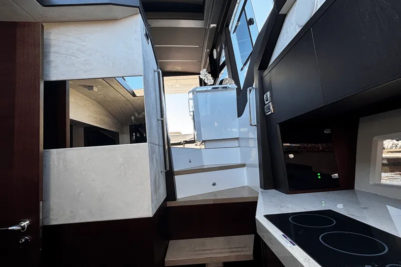 Slide: The Image of Galeon 425 HTS 2021 - 37