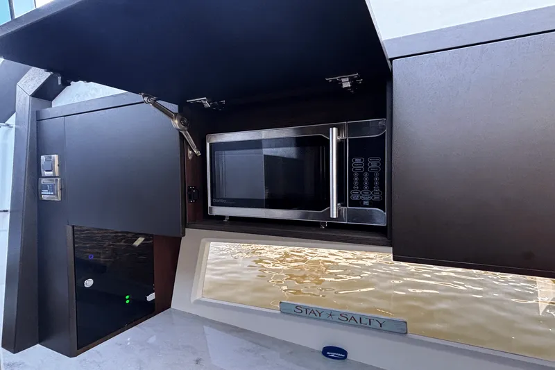 Slide: The Image of Galeon 425 HTS 2021 - 39