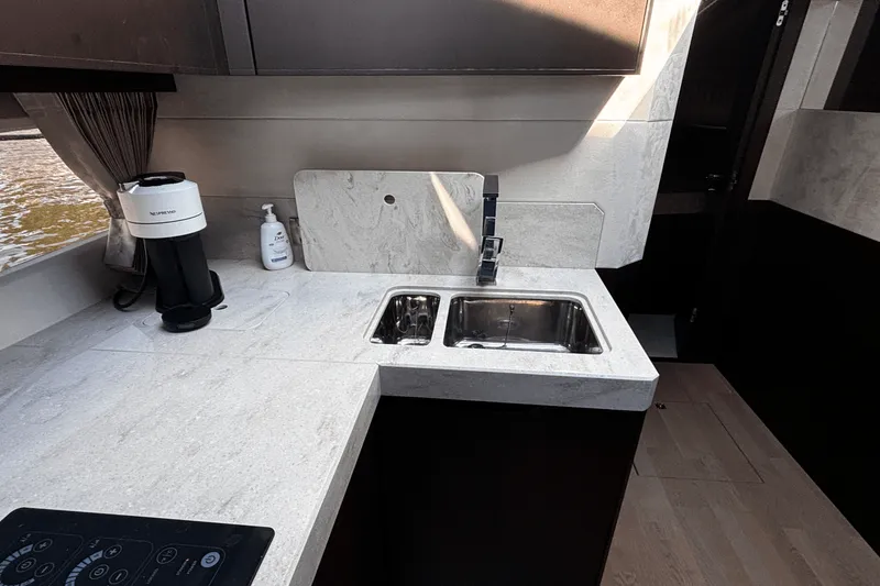 Slide: The Image of Galeon 425 HTS 2021 - 43