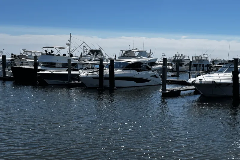 Slide: The Image of Galeon 425 HTS 2021 - 6