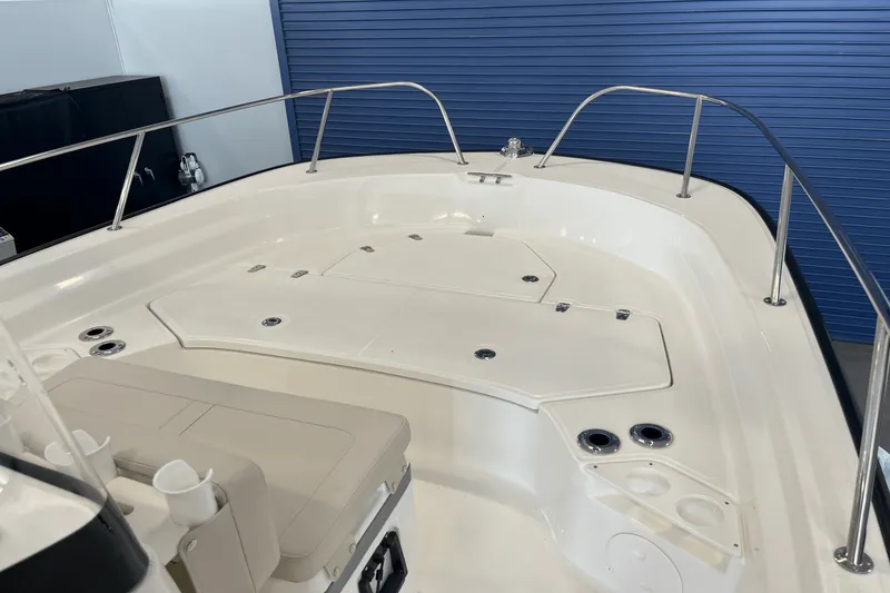 Slide: The Image of Boston Whaler 210 Montauk 2025 - 10