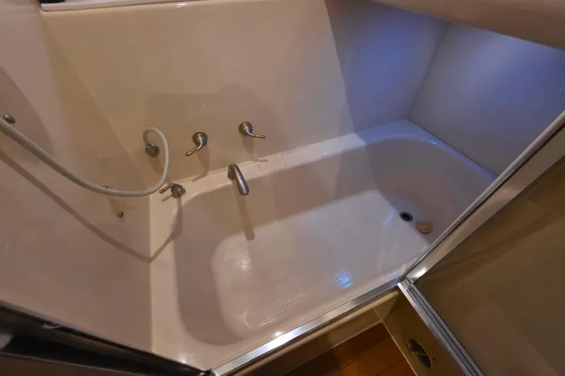 Slide: The Image of Meridian 580 Pilothouse 2005 - 32